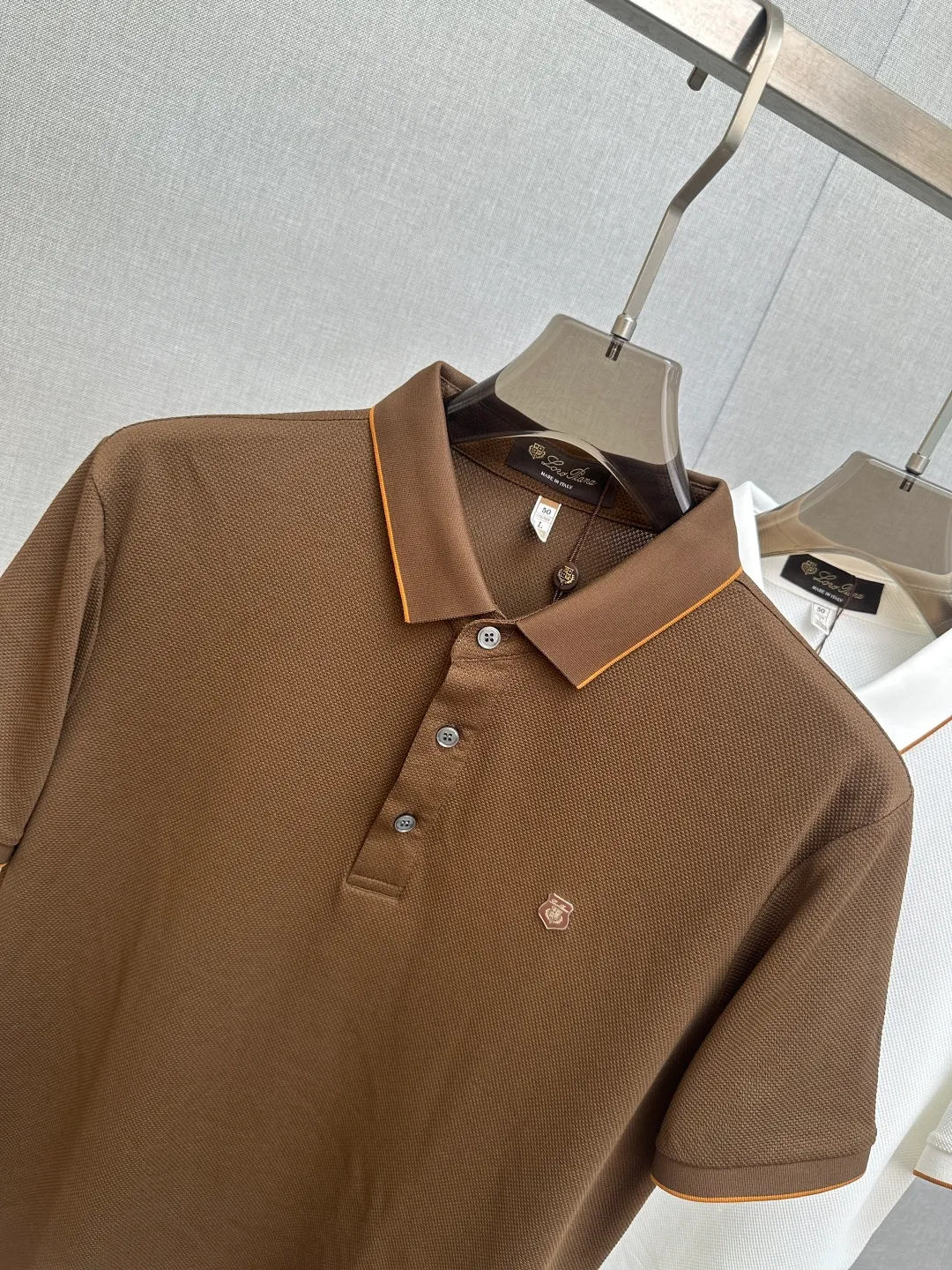 Available at the official New Arrival counter at the same time, men's lapel short-sleeved POLO shirts, Premium mainline Series, imported piqué mercerized cotton fabric, with first-class texture, excellent skin-friendliness, silky and delicate touch, fashionable three-button placket design, small lapels, fashionable and age-reducing, and the upper body is full of Italian accent, full of style. Sizes: M—3XL